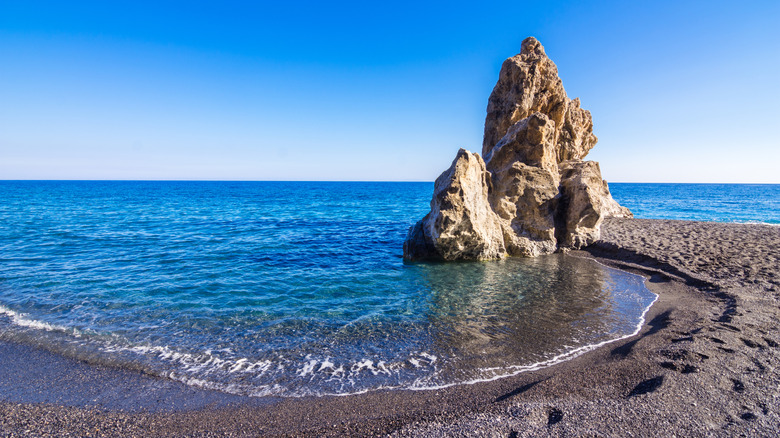 Formation rocheuse sur la plage de Kalogeros sur la côte d'Agime Roumeli
