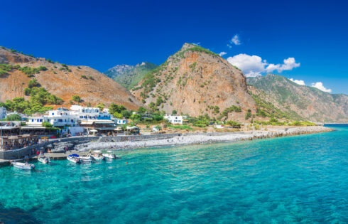 Le village caché et caché de la Grèce est une évasion de vacances heureuse que vous ne pouvez atteindre qu'à pied ou en bateau