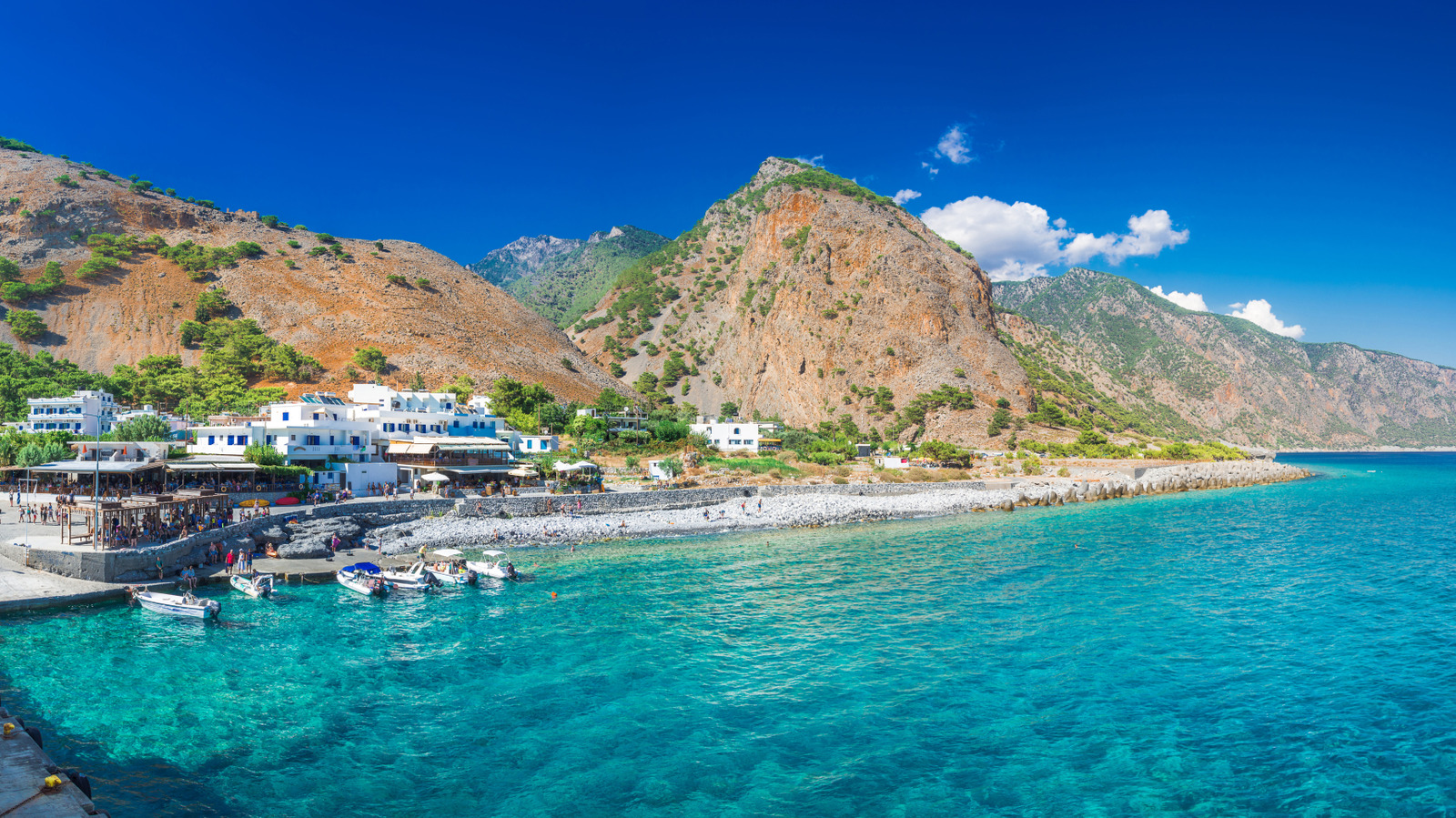 Le village caché et caché de la Grèce est une évasion de vacances heureuse que vous ne pouvez atteindre qu'à pied ou en bateau