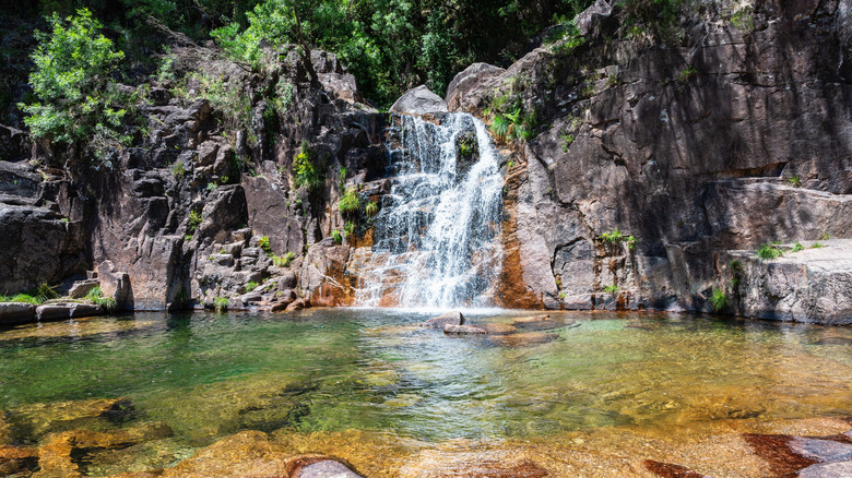 Cascade appelée Cascata do Tahiti ou également connue sous le nom de Fecha de Barcas dans le nord du Portugal situé près d'Ermida dans la région Braga, Peneda Geres National Park
