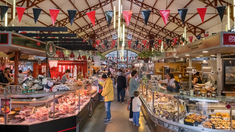 À l'intérieur d'un marché alimentaire à Biarritz, en France