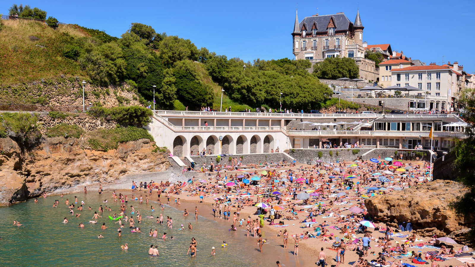 La «capitale de surf de la France» est une ville balnéaire dynamique avec des plages époustouflantes et des fruits de mer frais