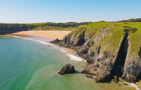 L'une des meilleures plages du Royaume-Uni est une baie émeraude vierge avec des eaux de type Caraïbe