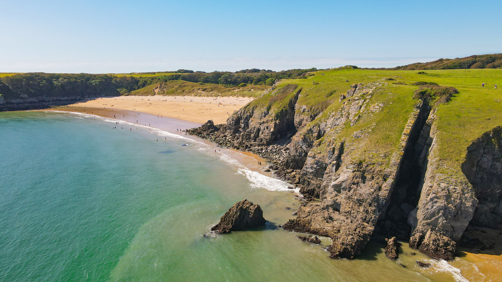 L'une des meilleures plages du Royaume-Uni est une baie émeraude vierge avec des eaux de type Caraïbe