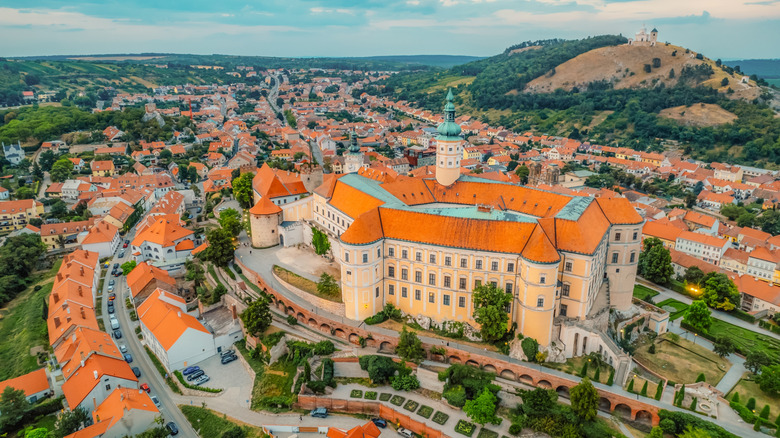 Château de Mikulov et ses bâtiments environnants