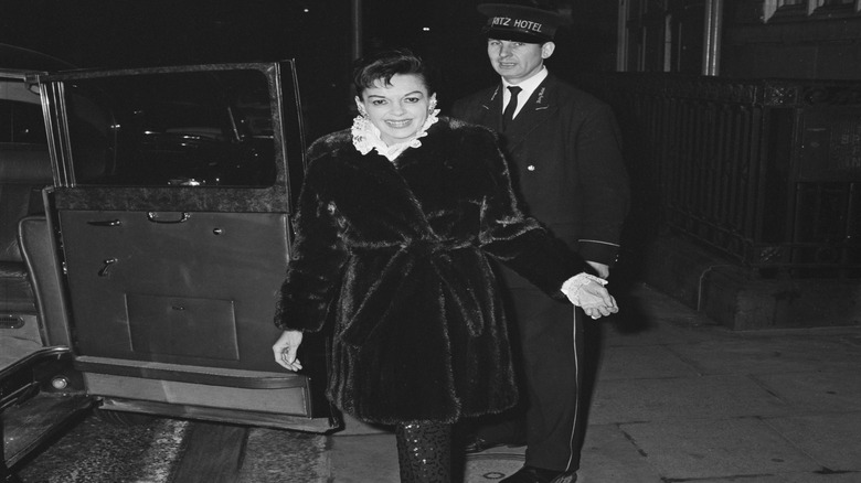 Judy Garland quittant le Ritz en 1969