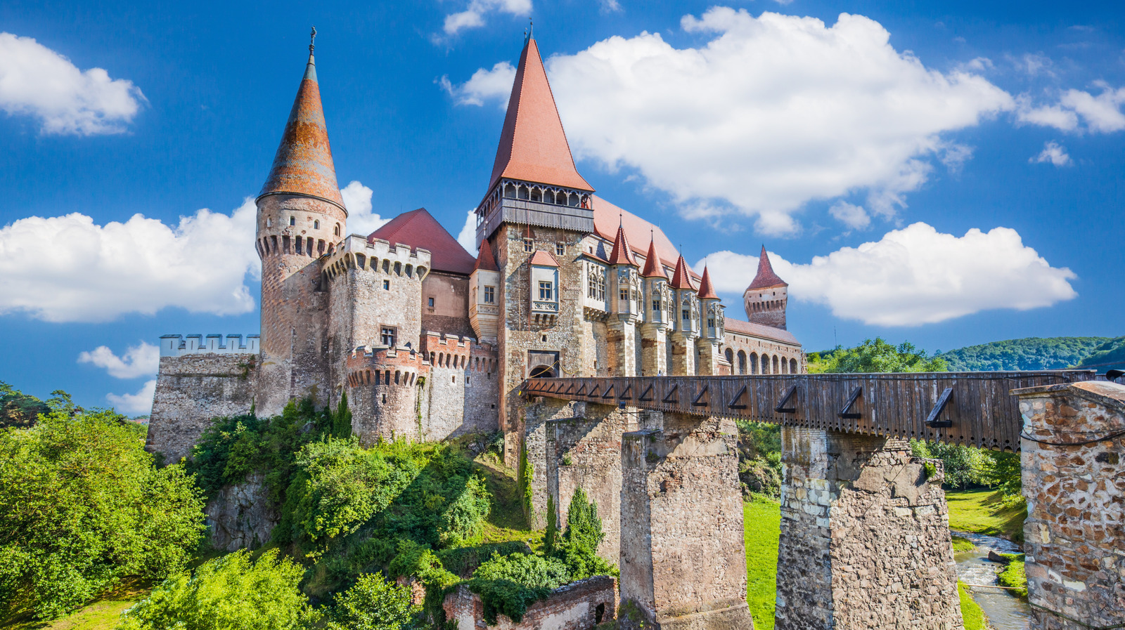 Cette ville roumaine abrite un château gothique à flanc de falaise avec des tours de prison, des balcons en pierre et des escaliers ornés