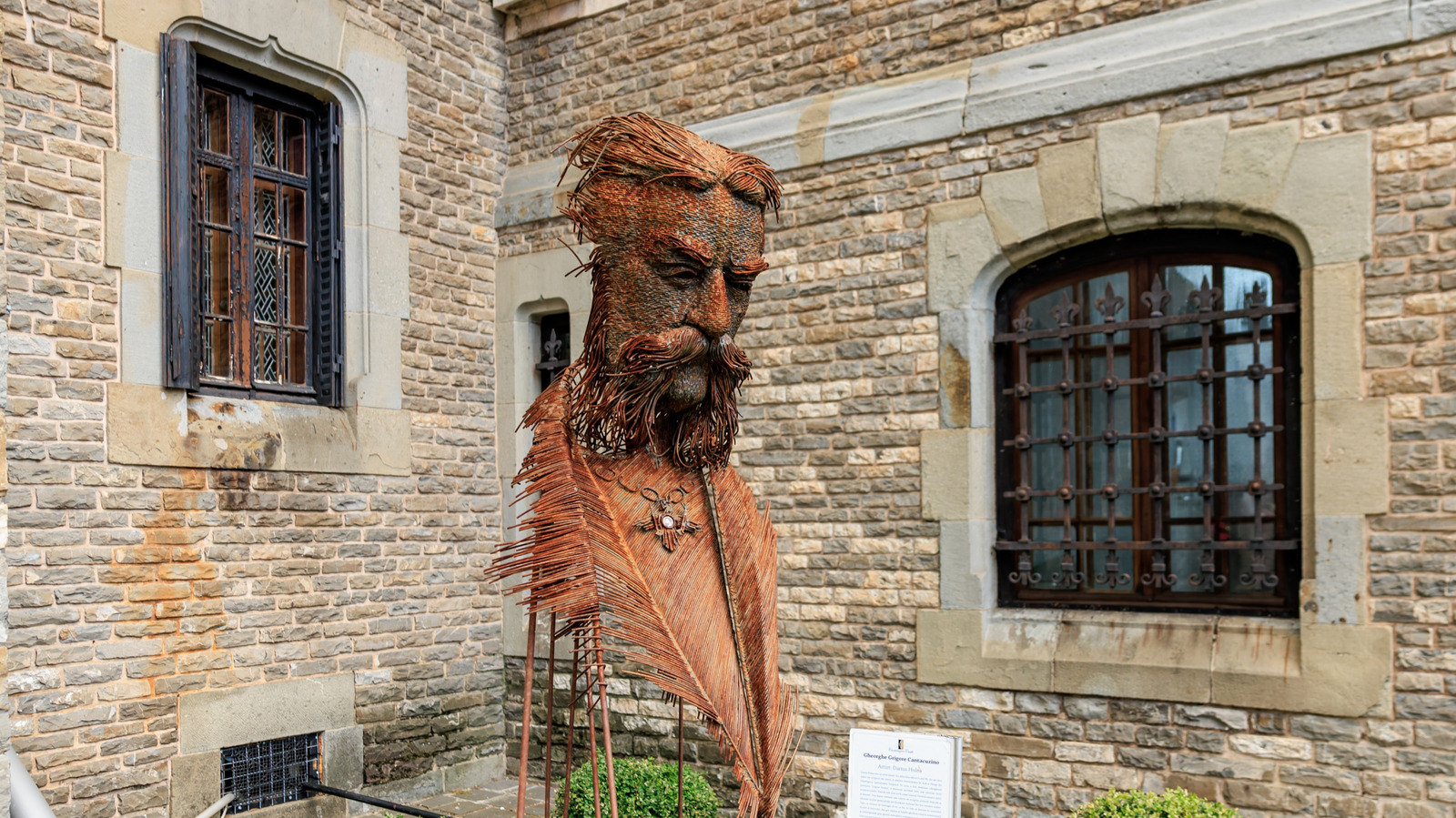 La ville de montagne de la Roumanie est un rêve pour les randonneurs avec un téléphérique pittoresque, un monastère à flanc de falaise et un château caché
