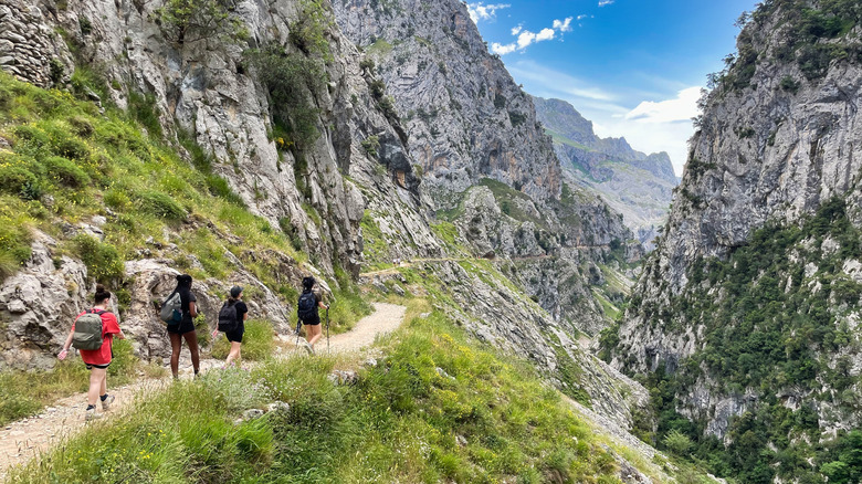 Randonneurs sur une section de la Ruta del Cares, Espagne