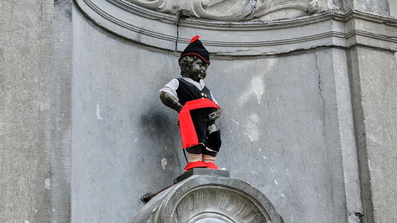 MANNEKEN PIS de Bruxelles dans un costume
