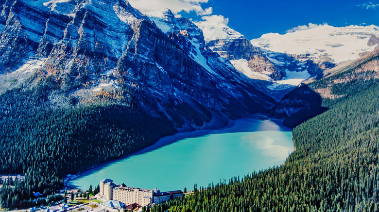 Lake Louise avec Banff Resorts au premier plan