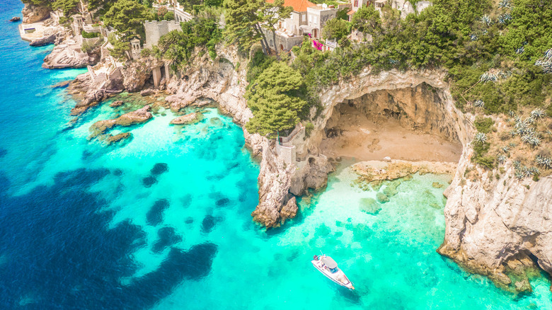 La plage de la cave de Dubrovnik à Dubrovnik