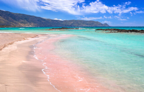 Cette île pittoresque avec des plages roses et des hôpitaux de classe mondiale a été nommée le meilleur endroit pour prendre sa retraite en Grèce en 2025