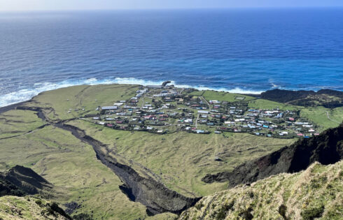 L'île le plus éloignée du monde habitée a de la randonnée, de la pêche et même du golf (mais pas d'hôtels ni de restaurants)