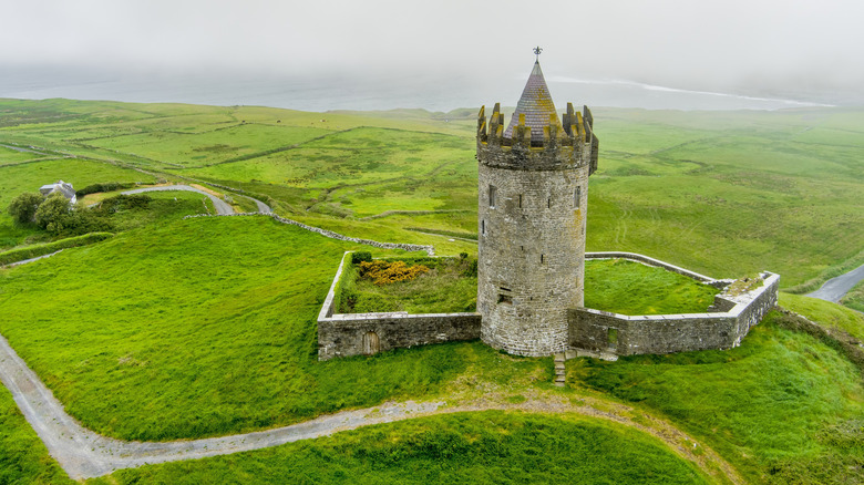 Château de Doonagore à Doolin, en Irlande, entouré d'herbe verte