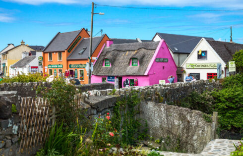Ce village irlandais pittoresque est connu comme la «passerelle vers les falaises de Moher»