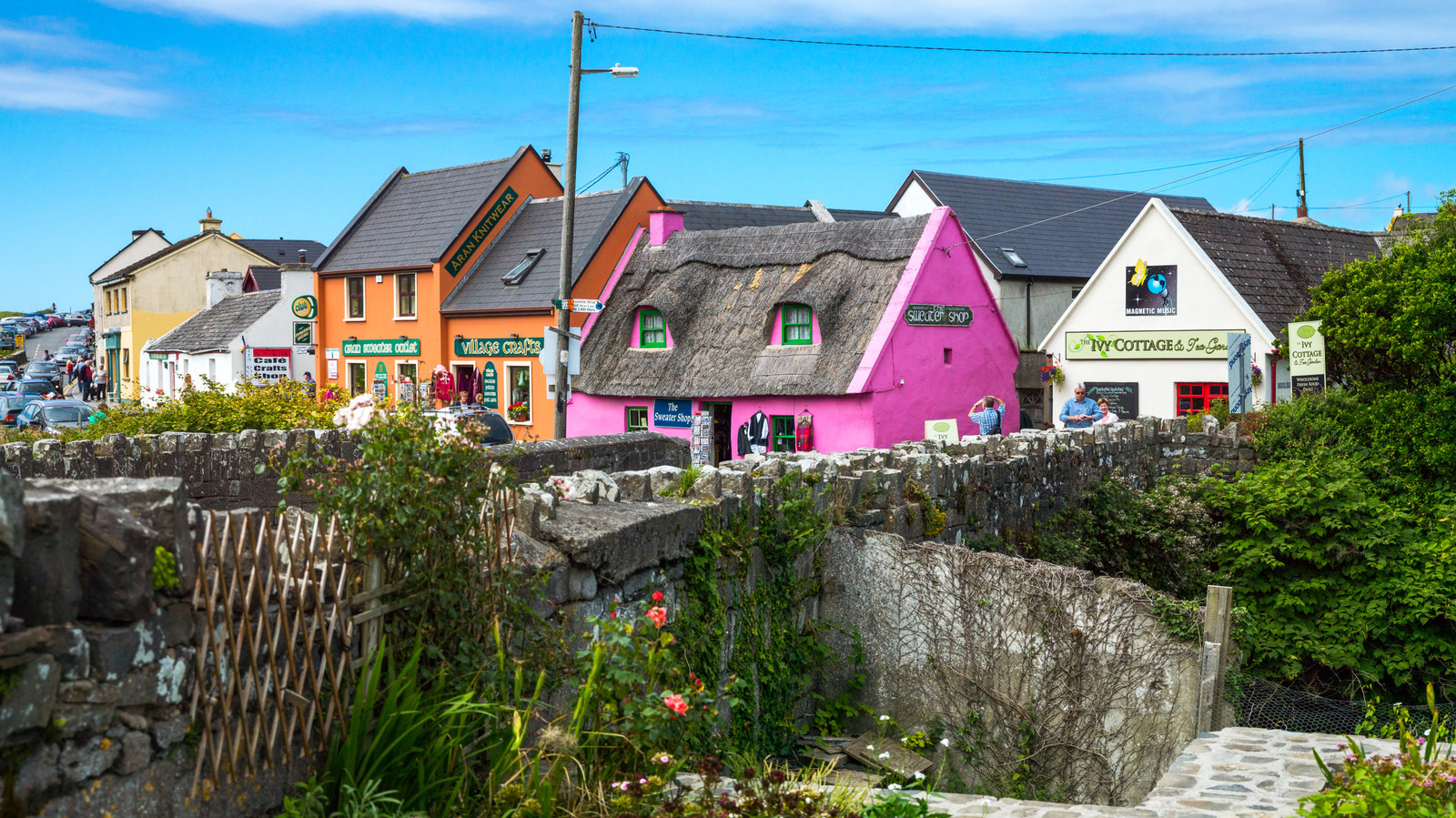 Ce village irlandais pittoresque est connu comme la «passerelle vers les falaises de Moher»