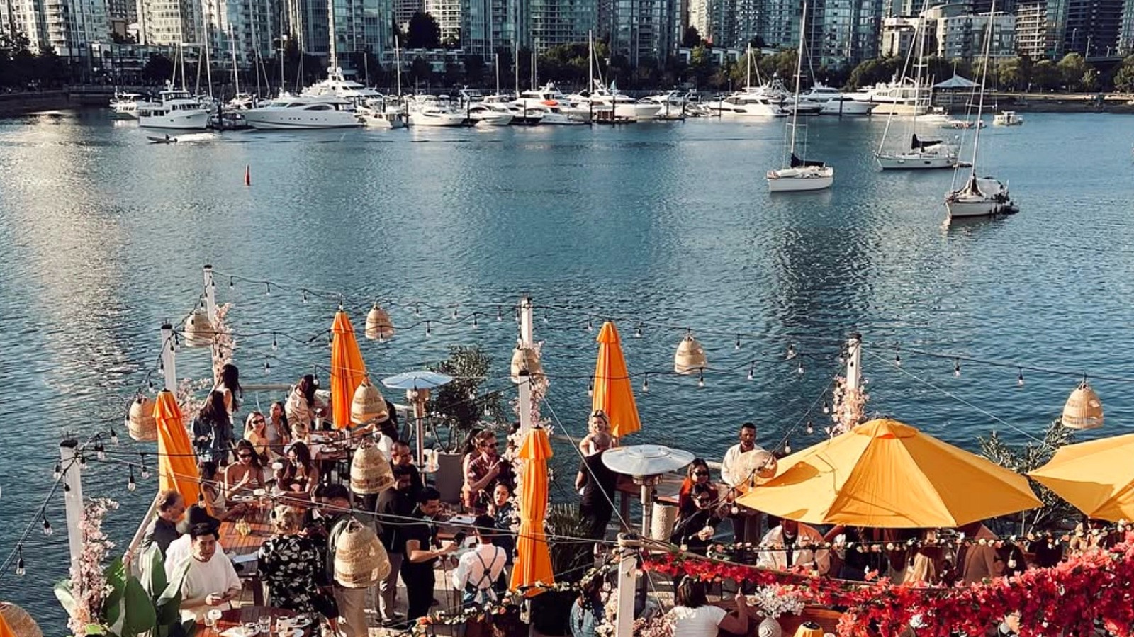 Le patio épique pop-up au bord de l'eau à Vancouver offre des vues de cuisine mondiale et de ville juste pour l'été