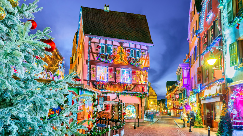 Lumières de Noël et arbres de Noël en Alsace, France.