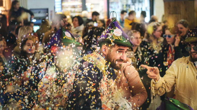 Foules et confettis dans les rues de l'Espagne pendant le carnaval.