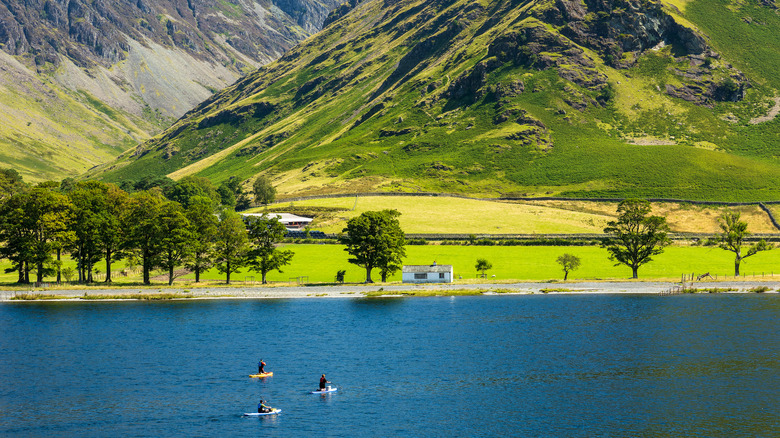 Kayak et paddleboard dans le Lake District au Royaume-Uni