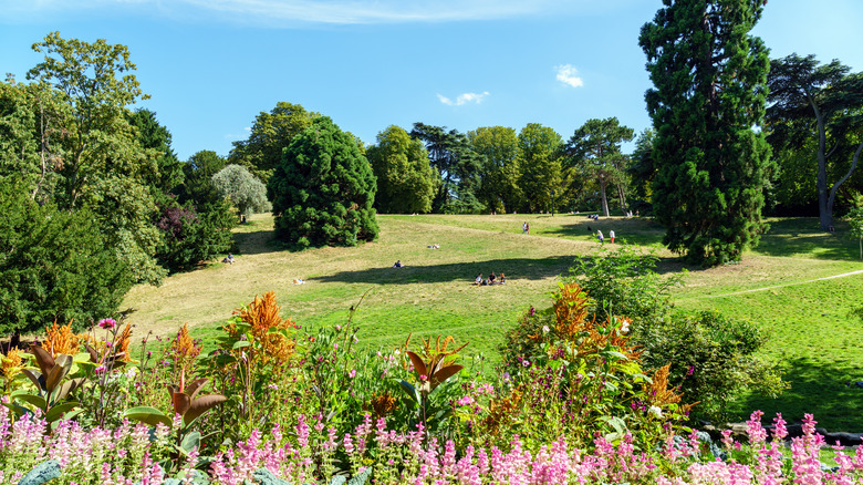 Les gens apprécient le soleil à Parc des Buttes Chaumont