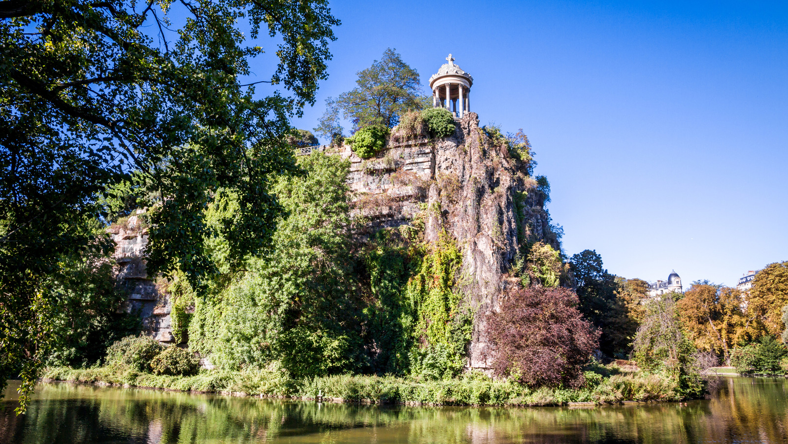 L'un des plus grands parcs de Paris a une vue imprenable sur la ville, une grotte de cascade cachée et un pont de suspension