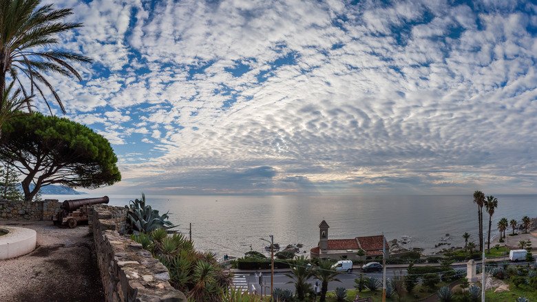 La côte méditerranéenne avec des restes de forteresse ancienne à Bordighera, Italie