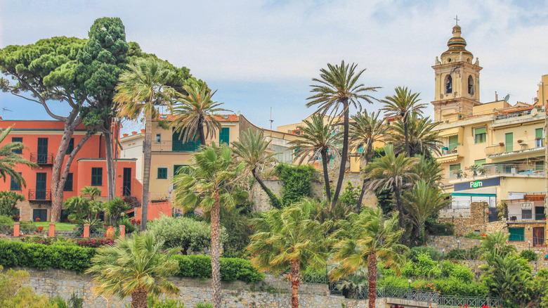 Palms entourant la tour de guet à Bordighera, en Italie, symbole de la ville qui est apparue dans les peintures de Claude Monet.