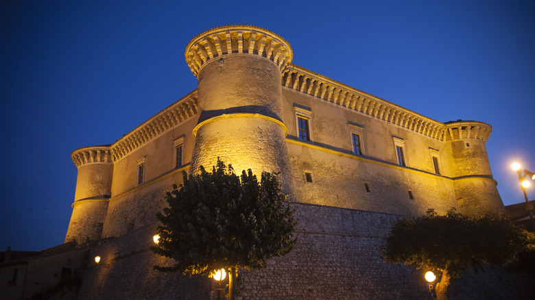 La forteresse d'Alviano la nuit