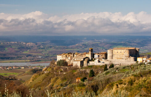 Niché entre Florence et Rome se trouve la ville du château médiéval d'Italie avec des olive Groves et le charme de la Renaissance