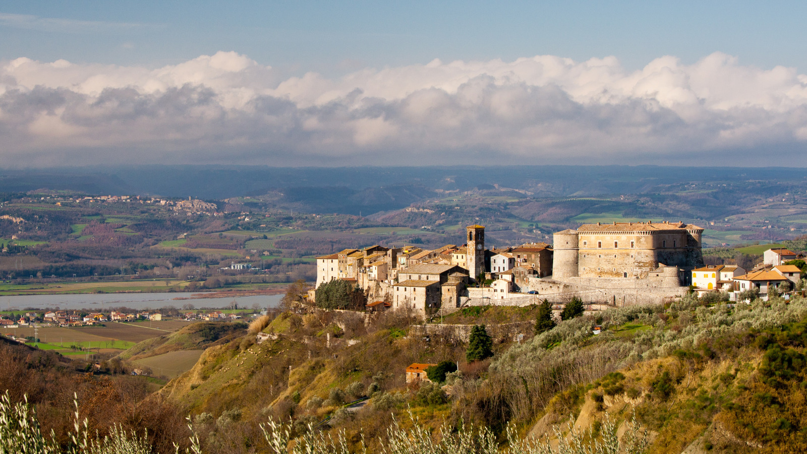 Niché entre Florence et Rome se trouve la ville du château médiéval d'Italie avec des olive Groves et le charme de la Renaissance