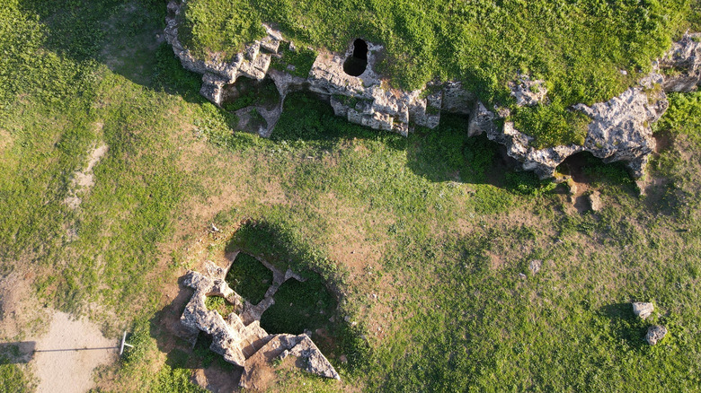 Vue aérienne des chambres souterraines, Domus de Janas à Anghelu Ruju
