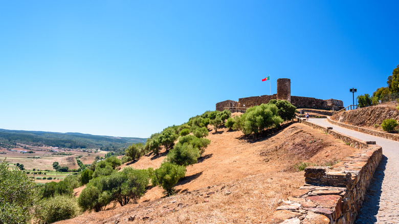 Le château mauresque d'Aljezur au soleil