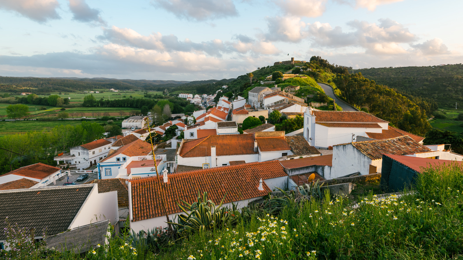La ville de surfeur enchanteresse du Portugal à la château de château possède certaines des meilleures vagues et des randonnées côtières de l'Algarve