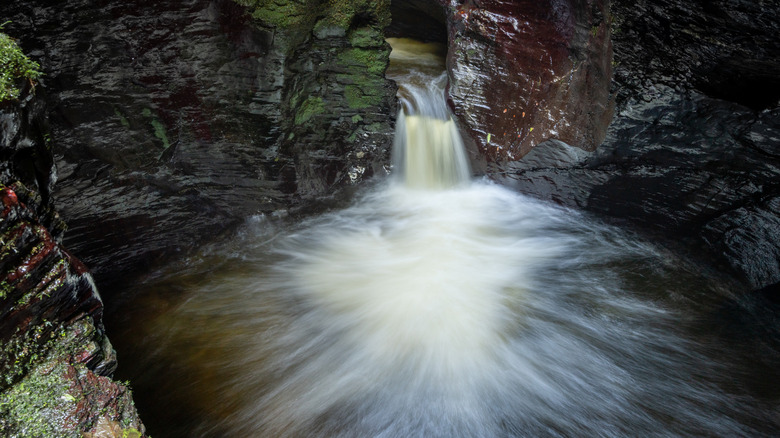 Petite cascade dans le tourbillon précipité à Lydford Gorge, Devon