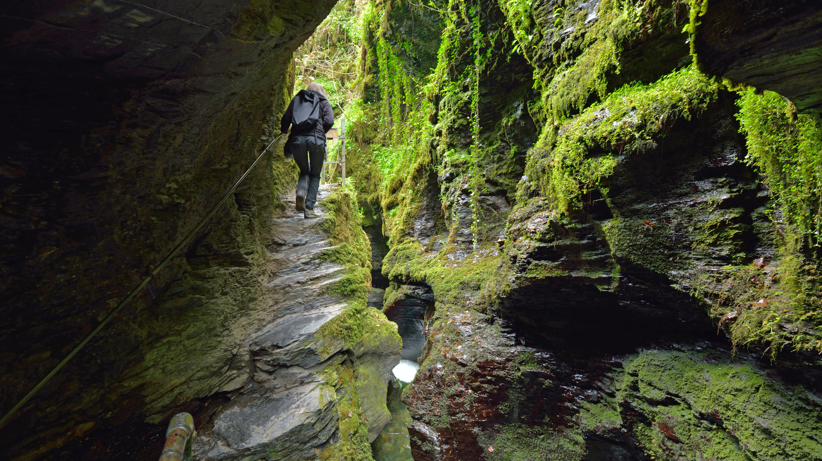 Les gorges de la rivière luxuriante de l'Angleterre cachent une randonnée en cascade de la forêt tropicale et du «chaudron du diable» bouillonnant