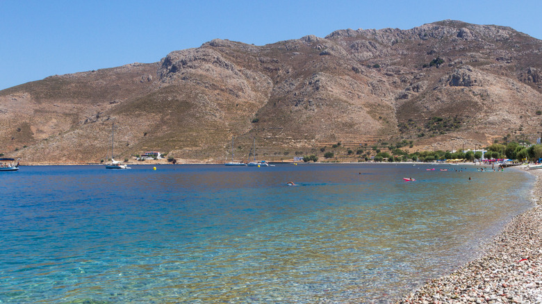Plage de galets et eau bleue claire