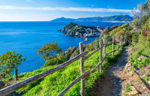 Évitez les foules touristiques de Cinque Terre dans la montagne côtière à proximité d'Italie avec des rives tranquilles et des sentiers pittoresques
