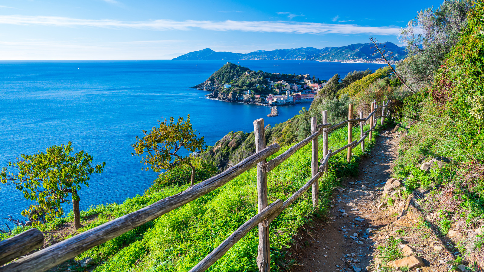 Évitez les foules touristiques de Cinque Terre dans la montagne côtière à proximité d'Italie avec des rives tranquilles et des sentiers pittoresques