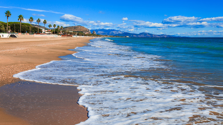Les vagues se lavent contre le rivage des plages de Terracina