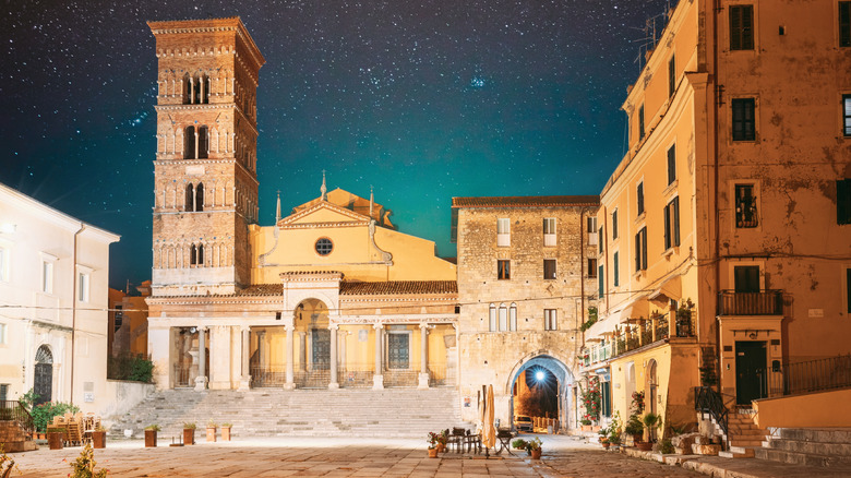 La cathédrale de la terre cuite la nuit
