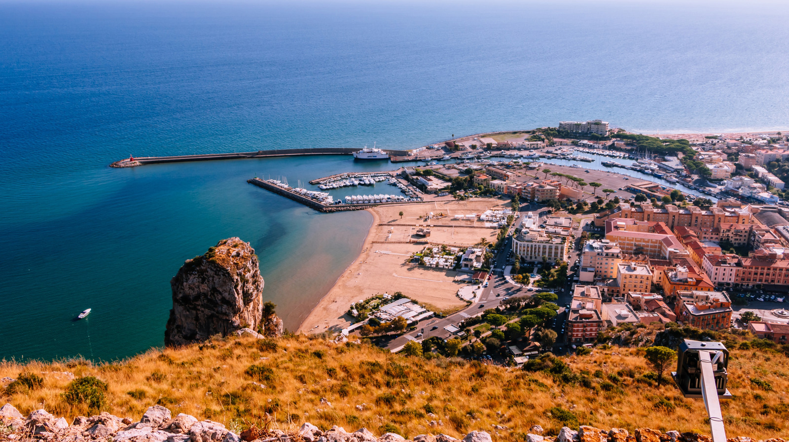 Sandwich entre Rome et Naples sur le rivage d'Italie se trouve une ville de plage avec des fruits de mer frais et des montagnes côtières