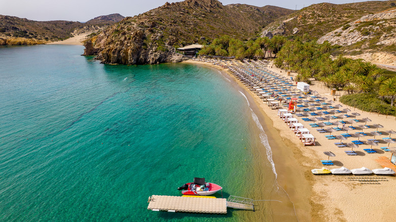 Vue aérienne de la plage de Vai avec ses parapluies, ses chaises et ses motomarines