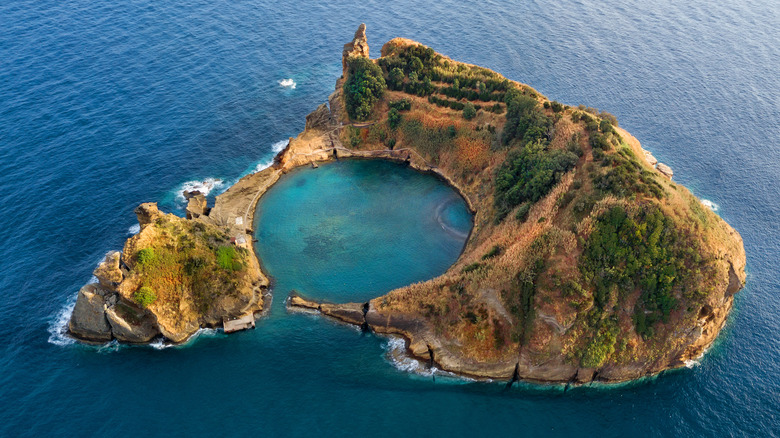 Îlot près de São Miguel sur l'archipel Açores