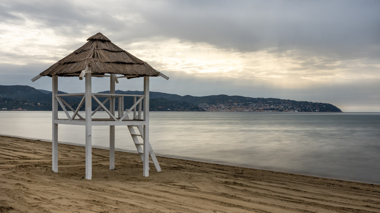 Tour de plage donnant sur l'eau le jour nuageux