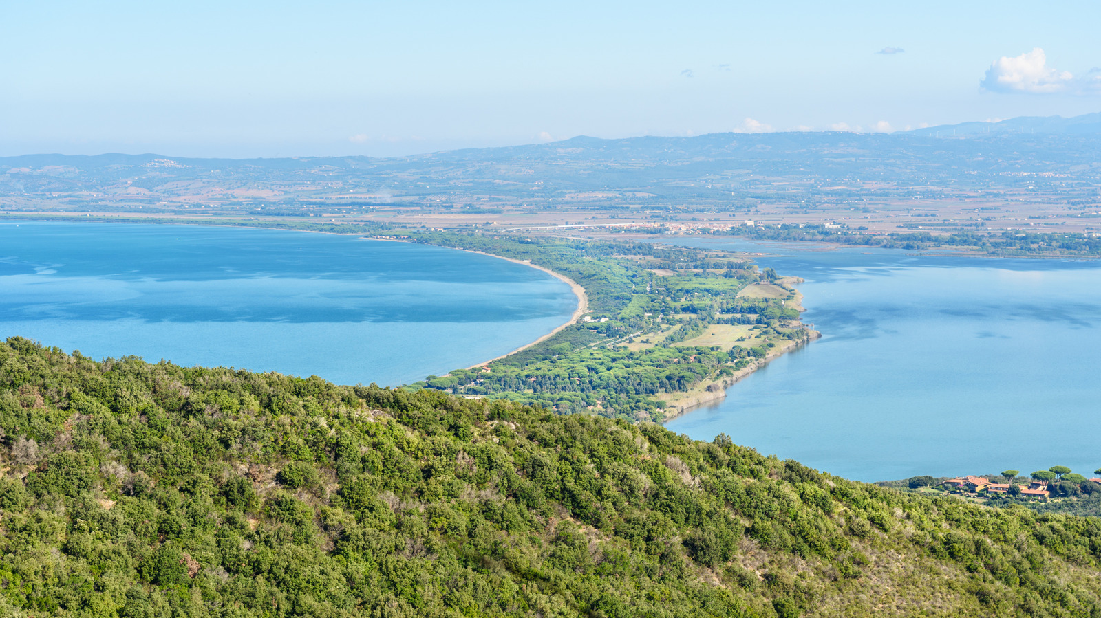 Niché sur la côte ouest animée d'Italie est un village à la lagon avec des vagues douces et des plages adaptées aux chiens