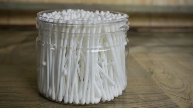 Pot de cotons blancs