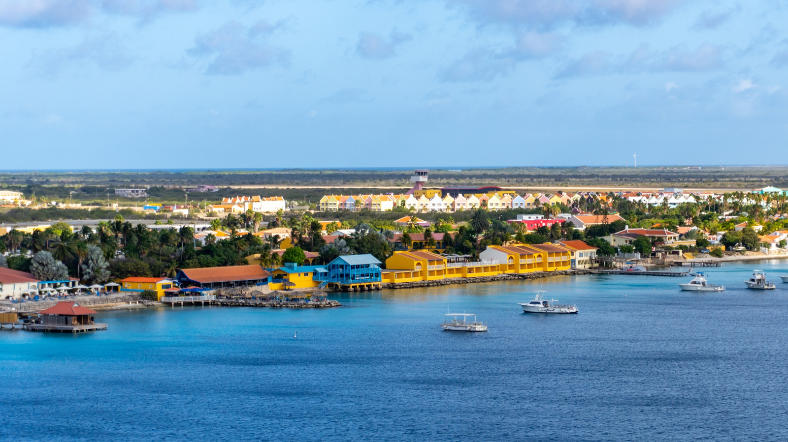 Le Bonaire Resort avec une opération de plongée caribéenne cinq étoiles, des chambres de casino et des chambres dynamiques juste sur la plage