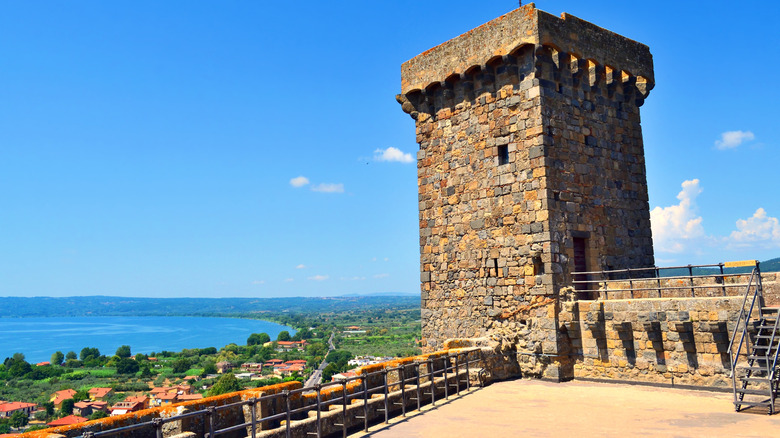 Tour historique surplombant le lac Bolsena